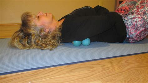 Yoga and Frozen Shoulder: The Most Important Lessons - Yoga With Bonnie