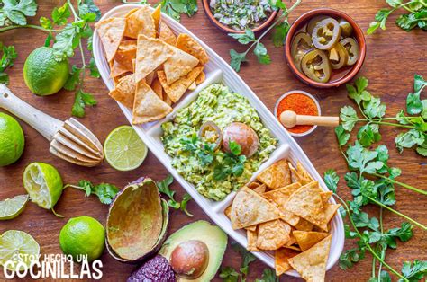 Receta de nachos con guacamole. Picoteo en casa fácil y rico.