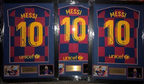 Lionel Messi Autograph Barcelona football strip #10 signed