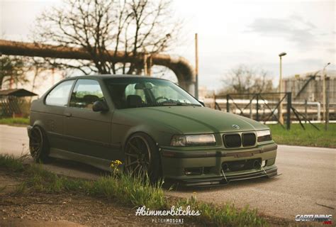 Stanced BMW 3 Compact E36