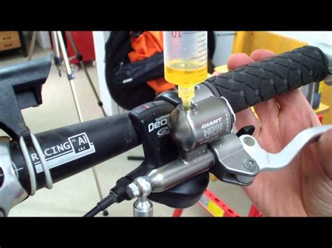 How to replace the brake fluid in hydraulic bicycle disc brakes ...