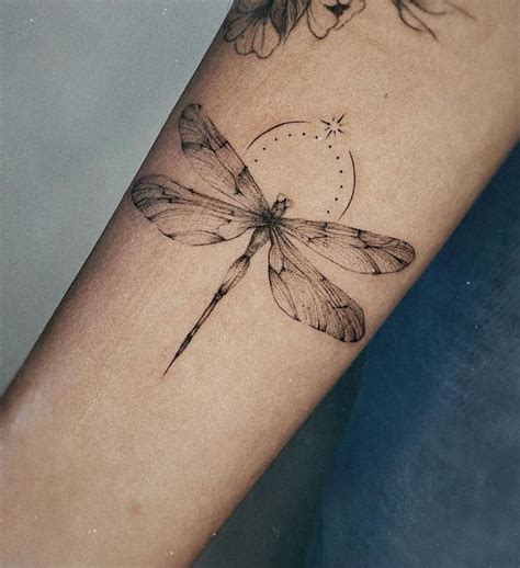 Dragonfly tattoo | Tatuagem de desenho de libélula, Libélula tatuagem, Boas ideias para tatuagem ...