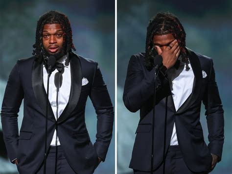 Damar Hamlin tears up onstage while honoring Buffalo Bills trainers who ...