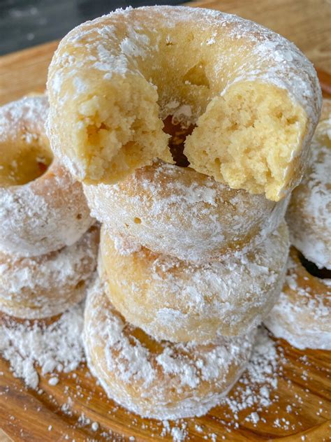 Vegan Powdered Sugar Donuts – Peanut Butter and Jilly