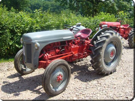 Locations de vehicule, voitures: Massey ferguson petit gris