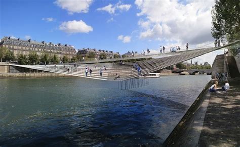 Alors! A wobbly bridge over the Seine! Tres magnifique! | Grist