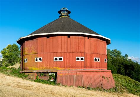 Round barn - Wikipedia, the free encyclopedia | Barn house plans, Barn house, Small barns