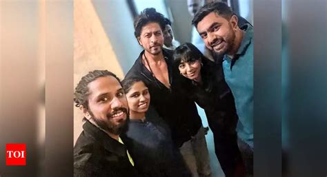 SRK poses with 'Chaleya' singer Shilpa Rao at 'Jawan' screening, check out | Hindi Movie News ...