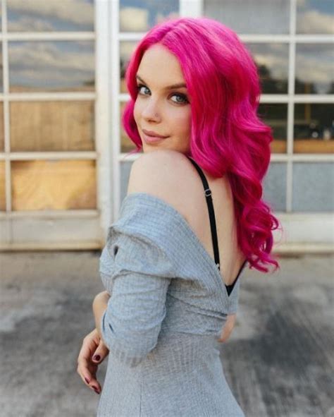 Laura y su pelo rosa | Hot pink hair, Pink hair, Pink hair dye