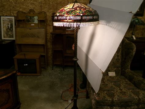 Lot - TIFFANY STYLE FLOOR LAMP
