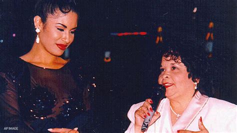 Captan ‘fantasma' de Selena Quintanilla en su funeral al lado de su esposo