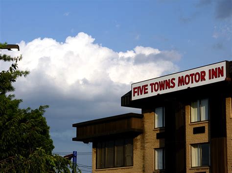 Five Towns Motor Inn | An inn near JFK. | Gordon Gebert | Flickr