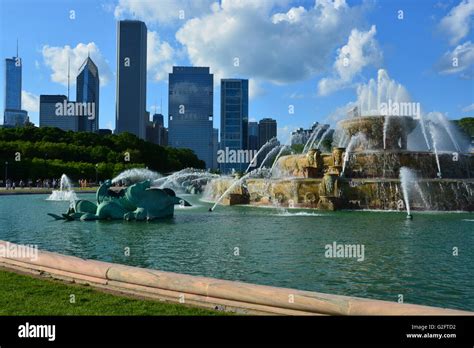 Chicago's Buckingham Fountain in Grant Park Stock Photo - Alamy