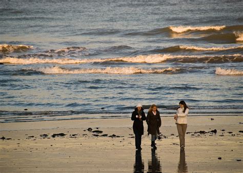 File:Walking on the beach (2060706404).jpg - Wikimedia Commons