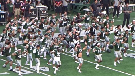 Hawai'i Rainbow Warriors perform the Haka Maori War Dance at Aloha Stadium - YouTube