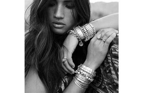 How to Wear Silver Bangle Bracelets | Belleza