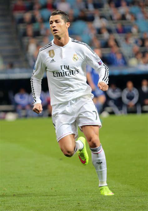 File:Ronaldo vs. FC Schalke 04 (16854146922).jpg - Wikimedia Commons