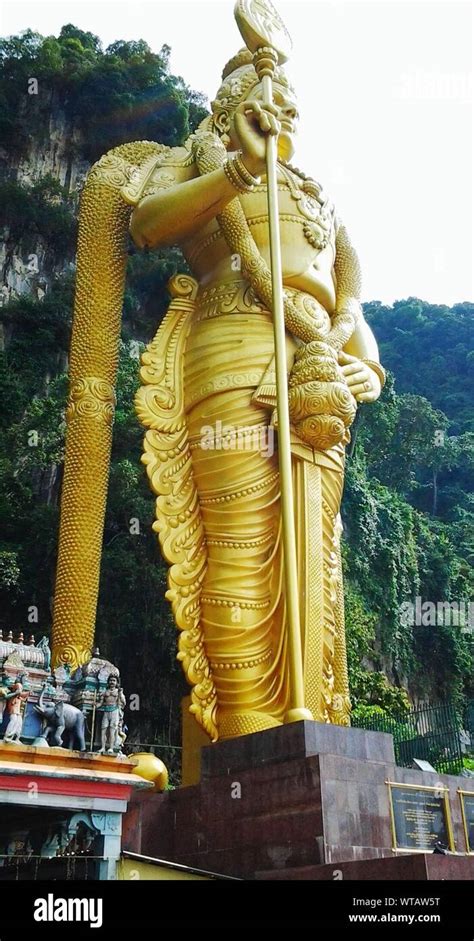 Batu caves murugan statue hi-res stock photography and images - Alamy