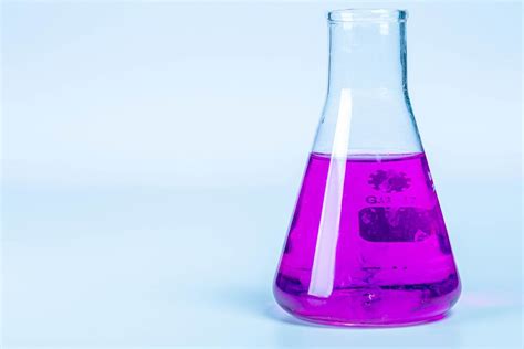 Test flask with purple liquid on light background (Flip 2020) - Creative Commons Bilder