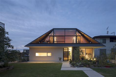 House with a Large Hipped Roof / Naoi Architecture & Design Office | ArchDaily