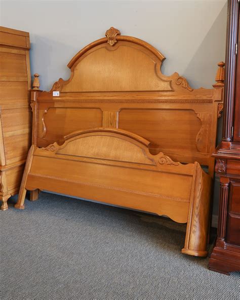 Lexington Oak King Bed | New England Home Furniture Consignment