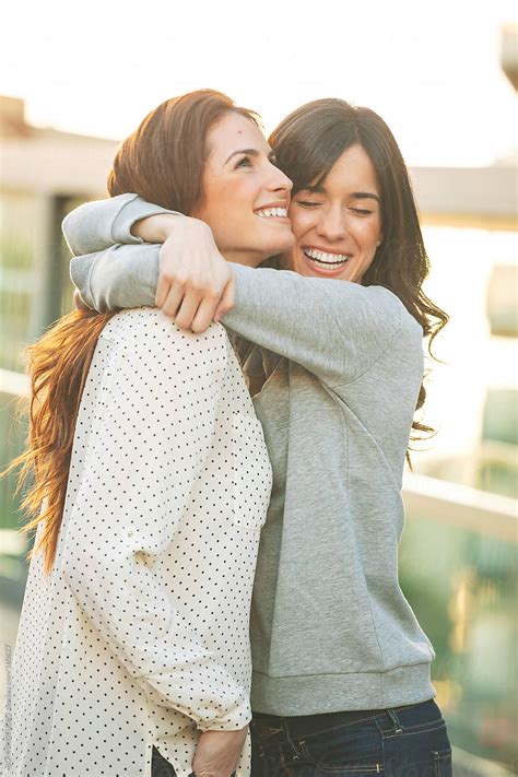 «Happy Young Girlfriends Hugging Together On The City.» del colaborador ...