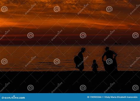 Silhouette of Couple on the Beach at Sunset Stock Photo - Image of horizon, couple: 190905566