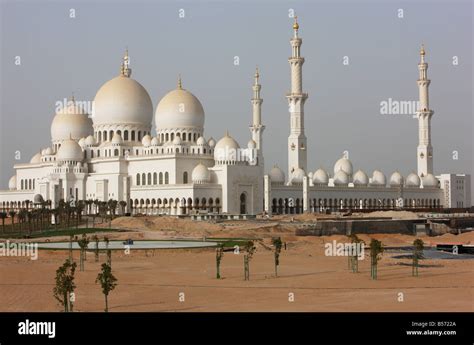 Mosque abu dhabi hi-res stock photography and images - Alamy