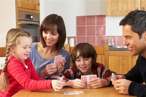 Slik spiller du kortspill-klassikerne med barna - Familieliv ...