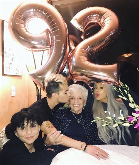 Ariana Grande with her family ️ | Ariana grande, Queens, Kändisar