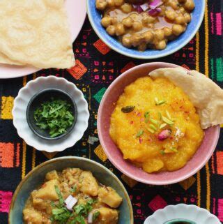 Traditional Pakistani Breakfast / Halwa Puri Nashta (with Aloo ki Tarkari and Cholay ka Salan!)