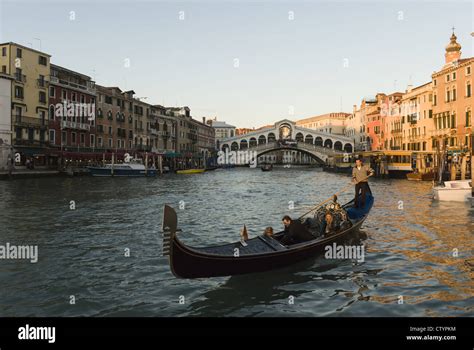 Rialto bridge gondola hi-res stock photography and images - Alamy