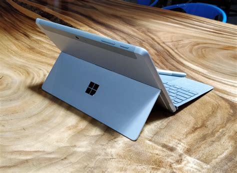 Microsoft's $399, 10-inch Surface Go rethinks the Windows tablet for ...