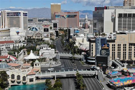 Las Vegas Strip empty due to coronavirus shutdown | Drone video | Las ...