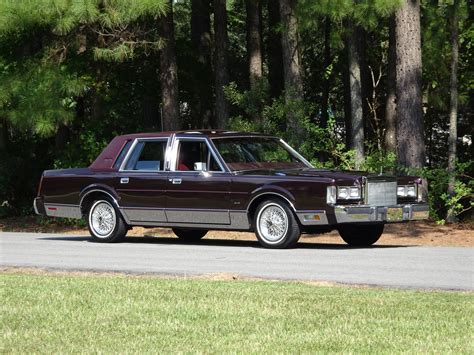 1988 Lincoln Town Car Signature | Raleigh Classic Car Auctions