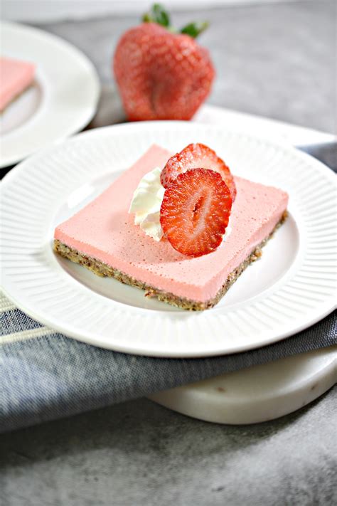 Keto Strawberry Jello Cheesecake Bars | Keto Size Me