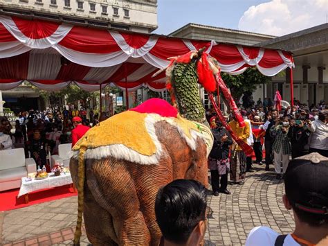 The Art Community of the City of Semarang Celebrates the Cultural Tradition of Warak Ngendog at ...