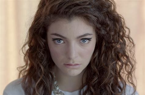 Lorde's 'Royals' Video Look for Halloween: How to Get It in 3 Steps ...