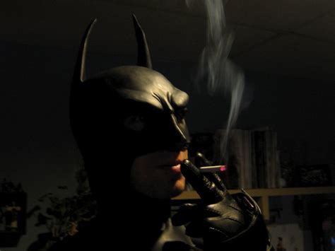 Arriba 38+ imagen batman smoking - Abzlocal.mx