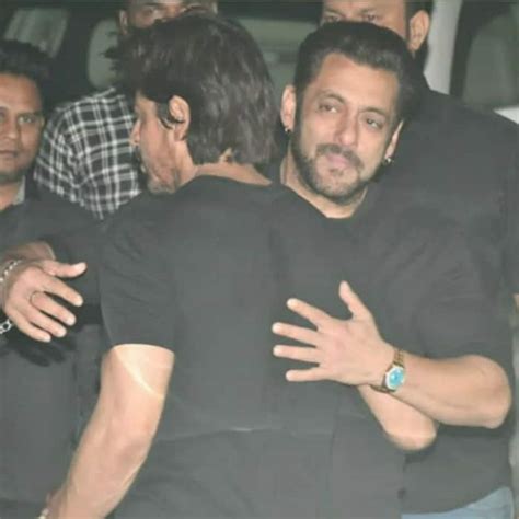 Salman Khan-Shah Rukh Khan's Bromance From His Birthday Party Wins Fans ...