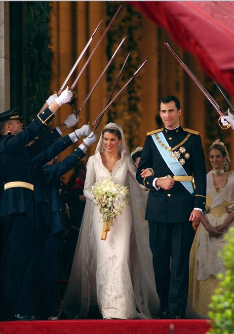 Who Designed Queen Letizia of Spain's Wedding Dress? | POPSUGAR Latina Photo 2