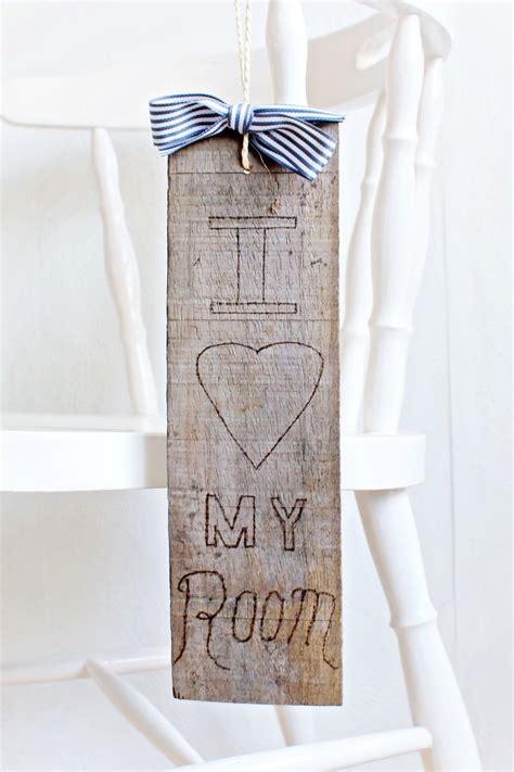 DIY | Wooden Door Hanger