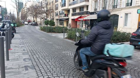 Neuilly-sur-Seine is testing delivery areas for two-wheelers near ...