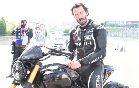 Keanu Reeves Was ‘Totally Laughing’ After a Gnarly Motorcycle Accident ...