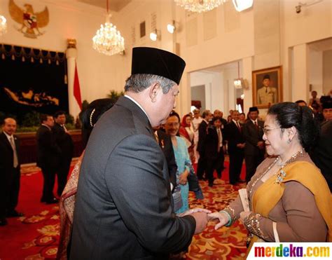 Foto : Presiden SBY jabat tangan Megawati| merdeka.com