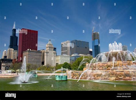 Buckingham Fountain located in Grant Park Chicago Illinois USA Stock Photo - Alamy