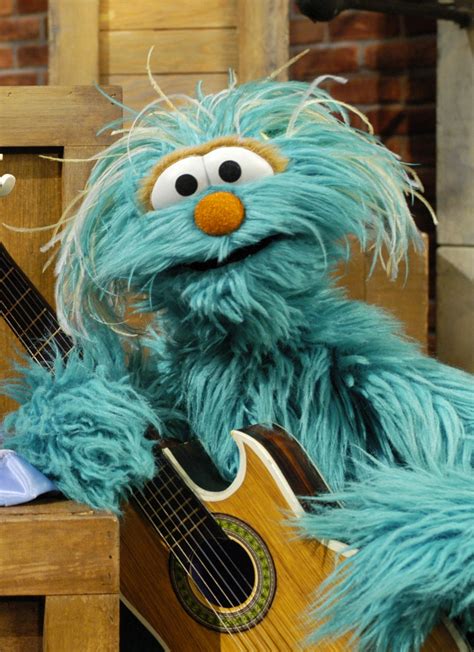 Rosita playing the guitar - Rosita (Sesame Street) Photo (39915614 ...