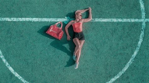 Mujer Tendida Y Posando En La Cancha · Foto de stock gratuita