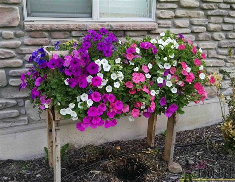 Pallet Planter Box For Cascading Flowers | Do it yourself ideas and projects