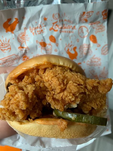 Popeyes Spicy Chicken Sandwich | Yummy comfort food, Food babe, Food recepie